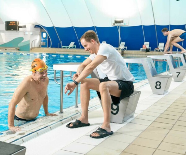 Stadtwerke Neustadt Stadionbad Header Preise und Tickets Bademeister bei der Arbeit © AD LUMINA Ralf Ziegler